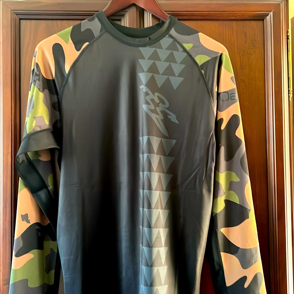 New without tags! Da Hui Hawaii by a group of surfers 🏄‍♂️ Camouflage Pullover!